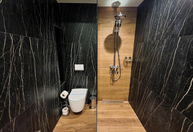 اتاق لوکس با تخت بزرگ, City Code