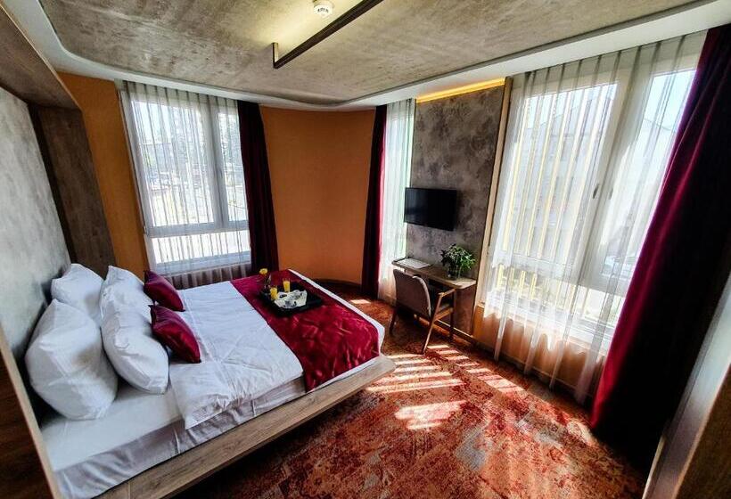 اتاق لوکس با تخت بزرگ, City Code