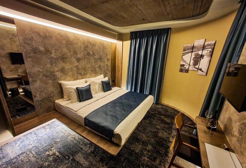 اتاق لوکس با تخت بزرگ, City Code