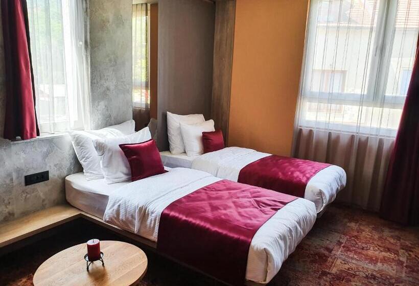 اتاق لوکس, City Code