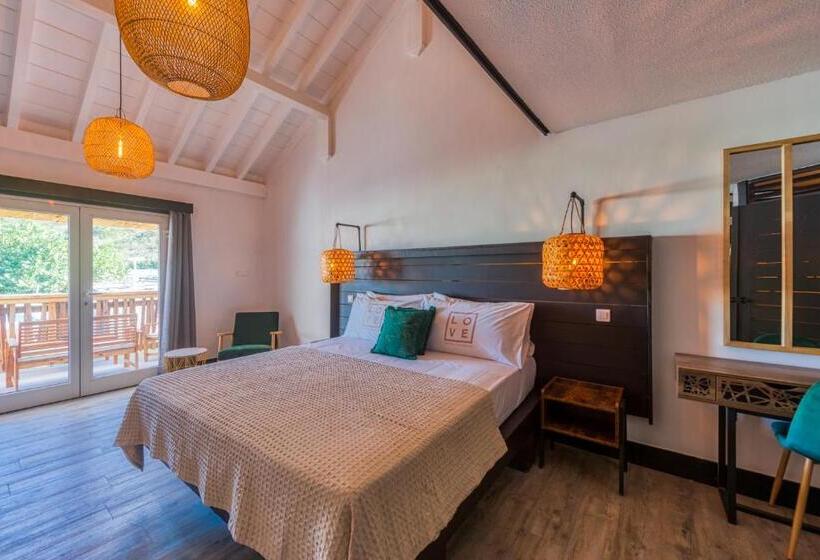 سوییت دوبلکس, Love Boutique