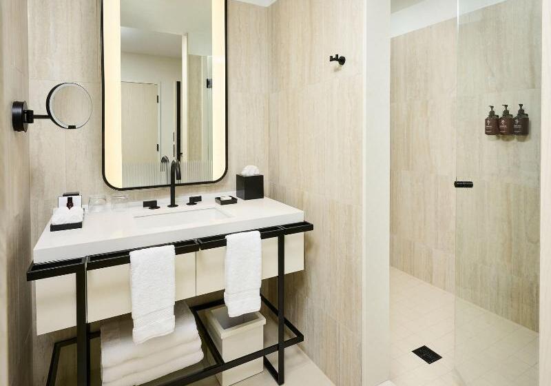 إستوديو قياسى سرير ملكى, The Pearle Hotel & Spa, Autograph Collection