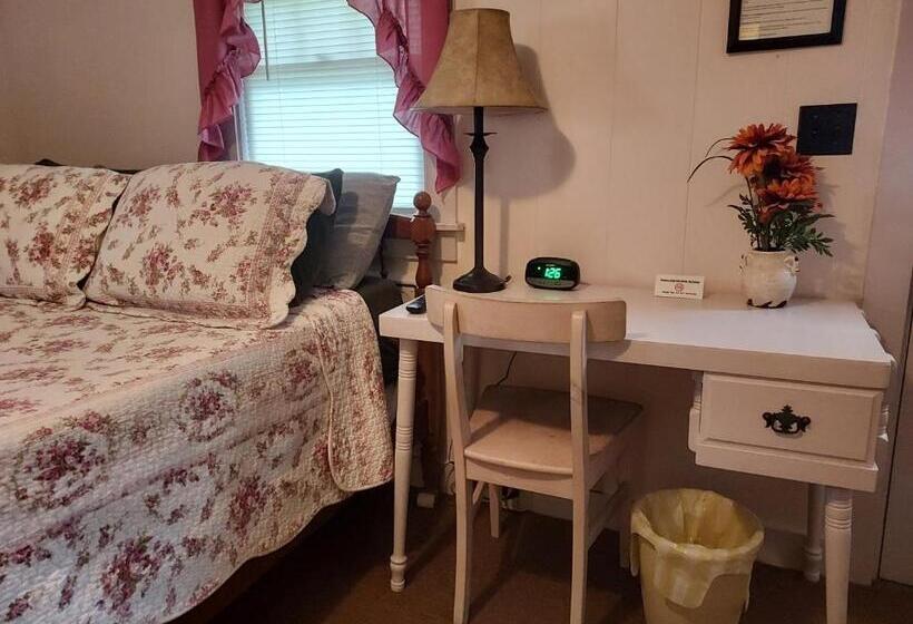 غرفة كلاسيكية ثلاثية, Serenity Motel