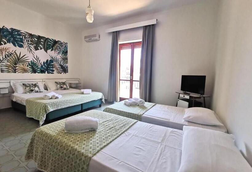 اتاق استاندارد چهارنفره با بالکن, Tea  Praia A Mare