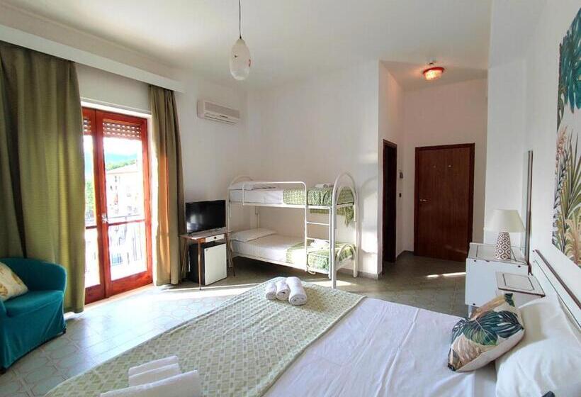 اتاق استاندارد چهارنفره با بالکن, Tea Praia A Mare