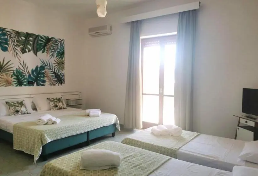 اتاق استاندارد چهارنفره با بالکن, Tea  Praia A Mare