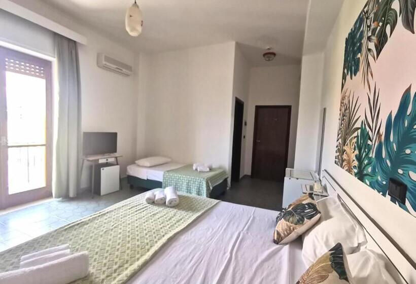 اتاق استاندارد سه تخته با بالکن, Tea Praia A Mare