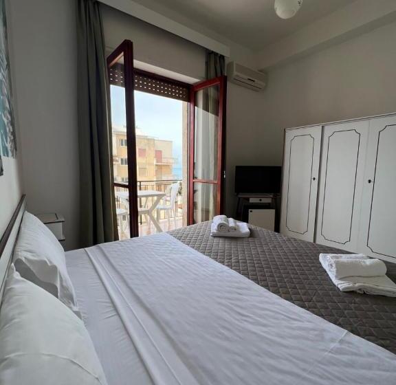 اتاق اکونومی, Tea Praia A Mare