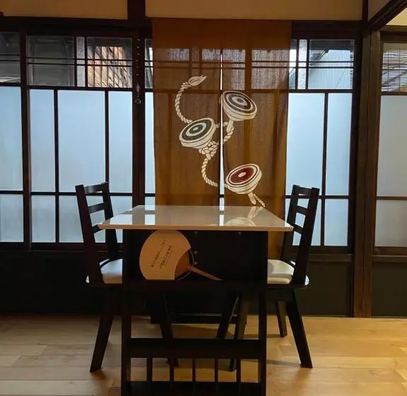 トリプルクラシックルーム, Okiya Guest House & Tapas Bar