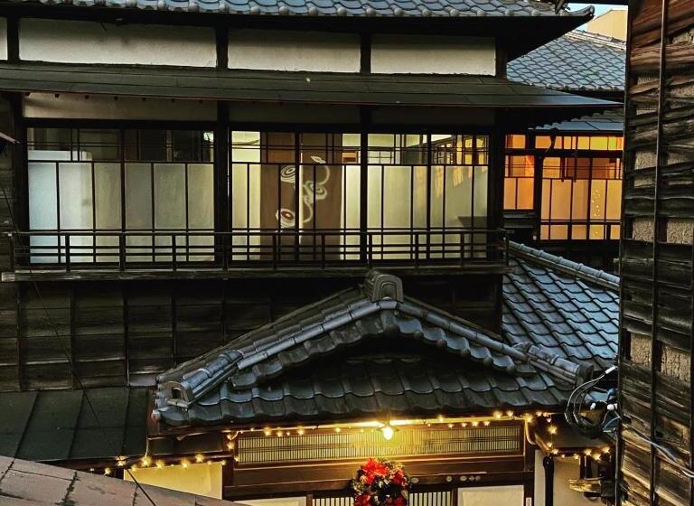 חדר קלאסי לשלושה, Okiya Guest House & Tapas Bar