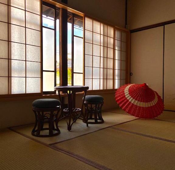 三人经典房间, Okiya Guest House & Tapas Bar