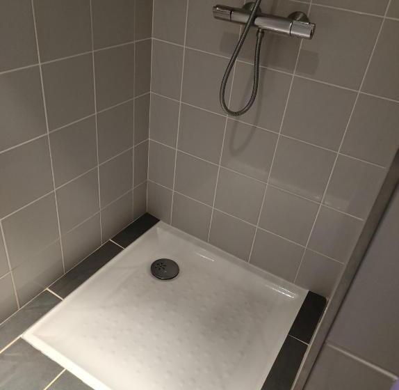 חדר סטנדרט לשלושה, Les Pierres Folles