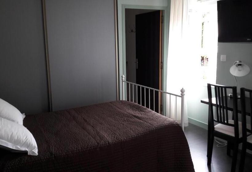 חדר סטנדרט לשלושה, Les Pierres Folles