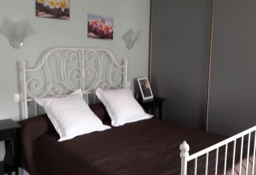 חדר סטנדרט לשלושה, Les Pierres Folles