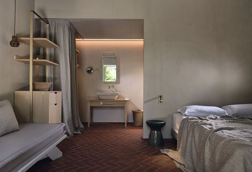 Полулюкс, Ekies All Senses Resort