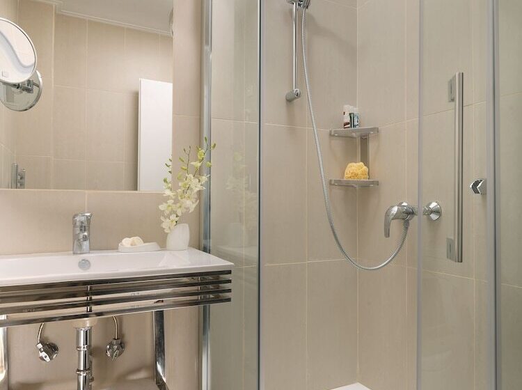 סוויטה משפחתית, Blazer Suites