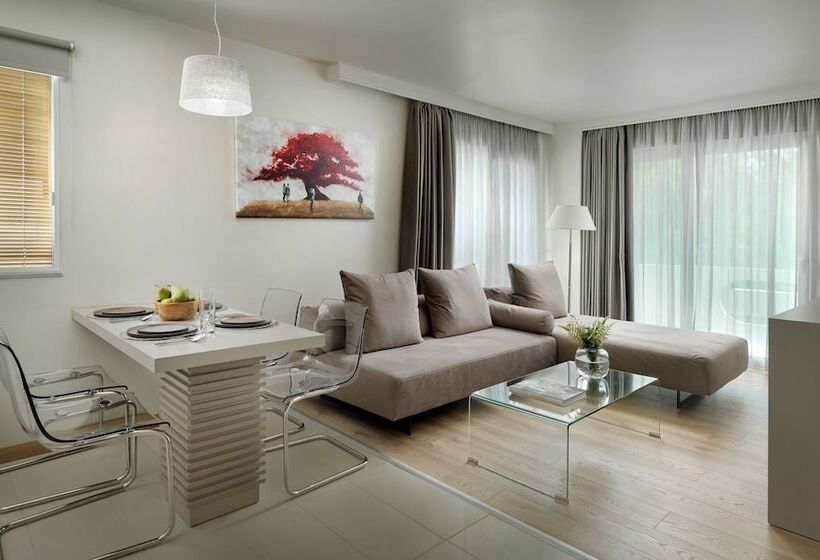 סוויטה משפחתית, Blazer Suites