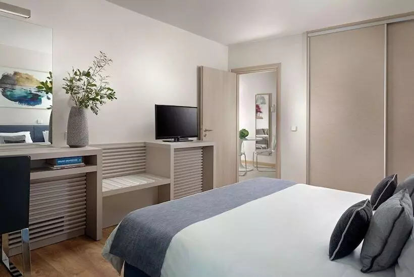 سوییت جونیور, Blazer Suites