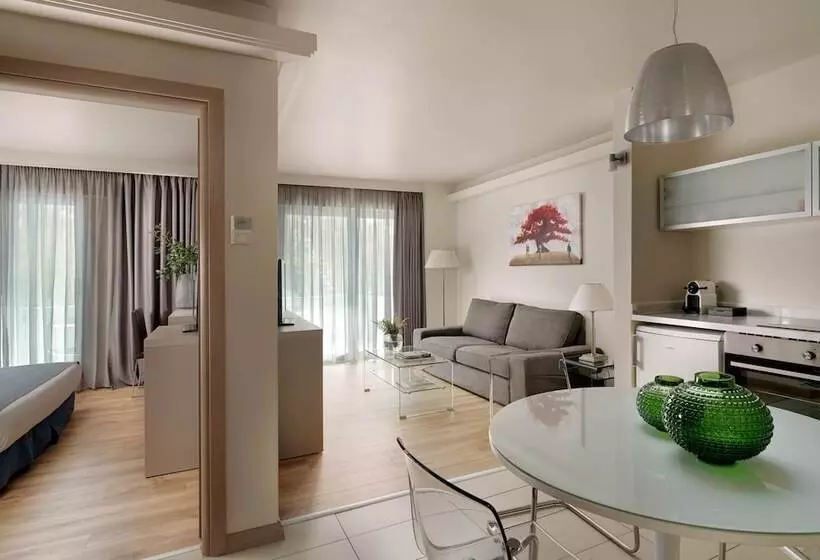 سوییت جونیور, Blazer Suites