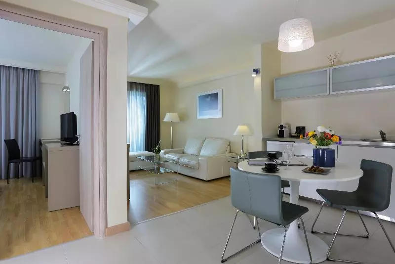 سوییت جونیور, Blazer Suites