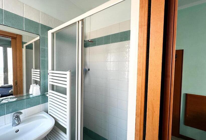 غرفة قياسية مطلّة علي البحر, Blue Moon