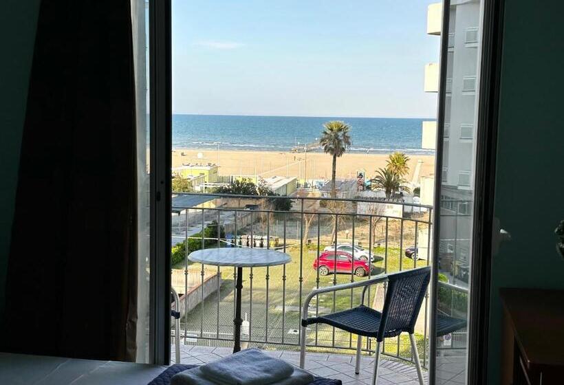 غرفة قياسية مطلّة علي البحر, Blue Moon