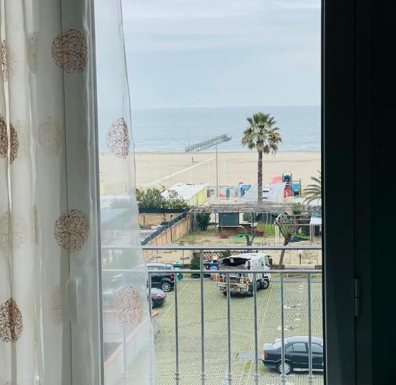 غرفة قياسية مطلّة علي البحر, Blue Moon