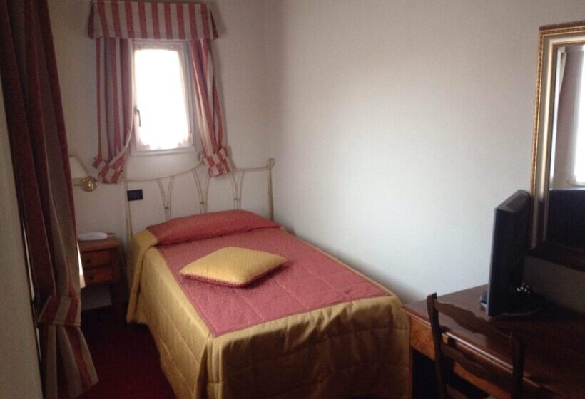 اتاق لوکس یک تخته, Di Stefano