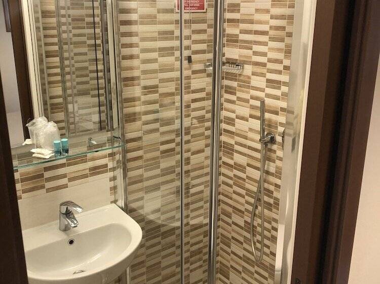 اتاق استاندارد یک نفره, Di Stefano