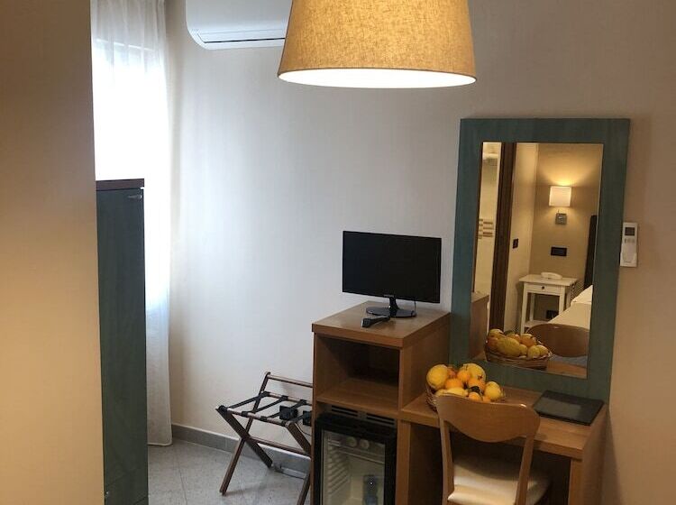 اتاق استاندارد یک نفره, Di Stefano