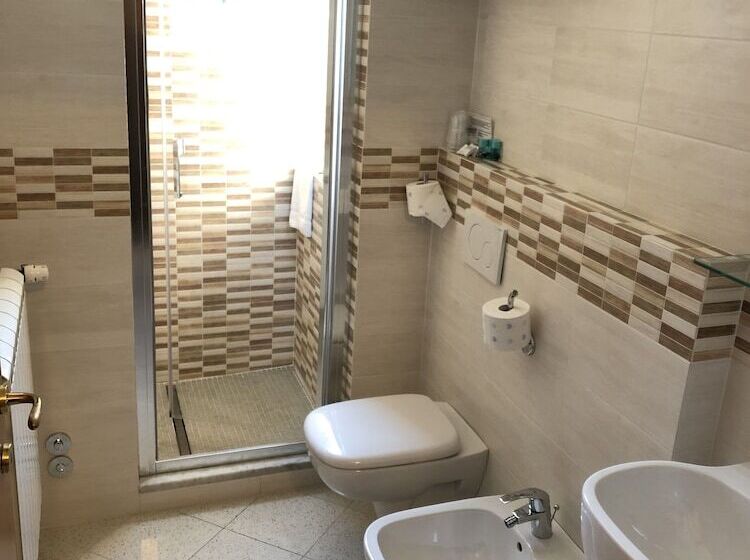 اتاق استاندارد سه نفره, Di Stefano