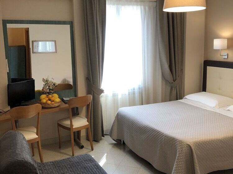 اتاق استاندارد سه نفره, Di Stefano