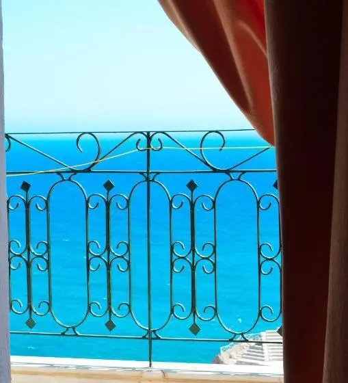 Camera Standard Vista Mare, Iro