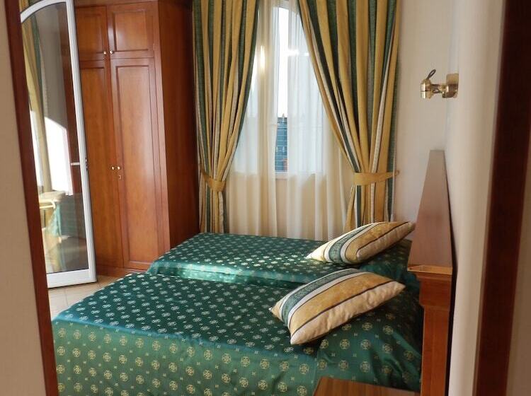 スタンダードトリプルルーム, Jean Marie