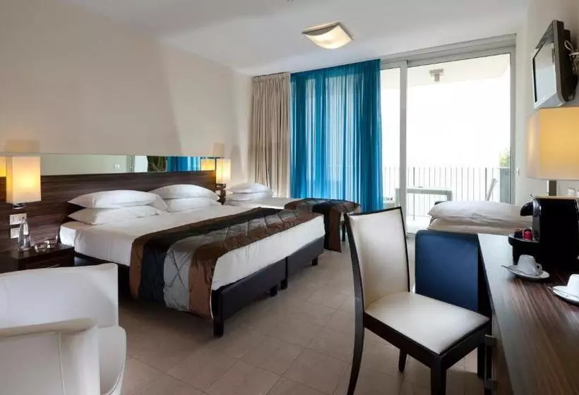 اتاق سوپریور با چشم‌انداز جانبی دریا, Mercure Rimini Lungomare