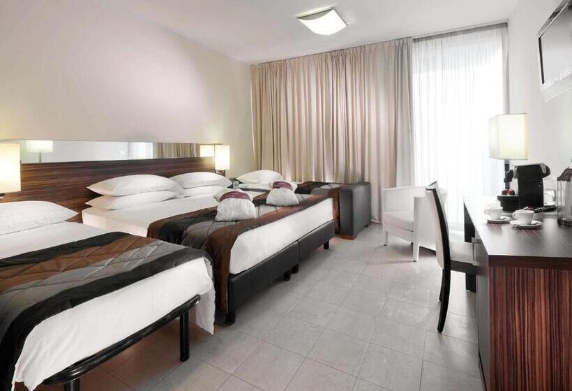 اتاق سوپریور با چشم‌انداز جانبی دریا, Mercure Rimini Lungomare