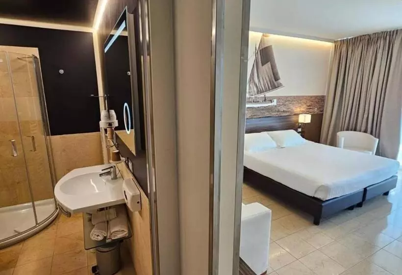 اتاق سوپریور با چشم‌انداز جانبی دریا, Mercure Rimini Lungomare