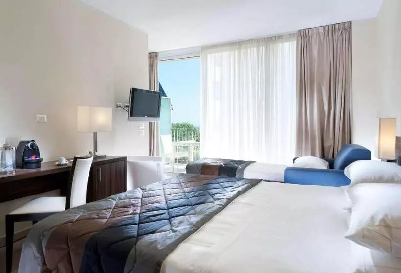 اتاق سوپریور با چشم‌انداز جانبی دریا, Mercure Rimini Lungomare