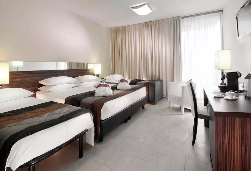 اتاق سوپریور با چشم‌انداز جانبی دریا, Mercure Rimini Lungomare