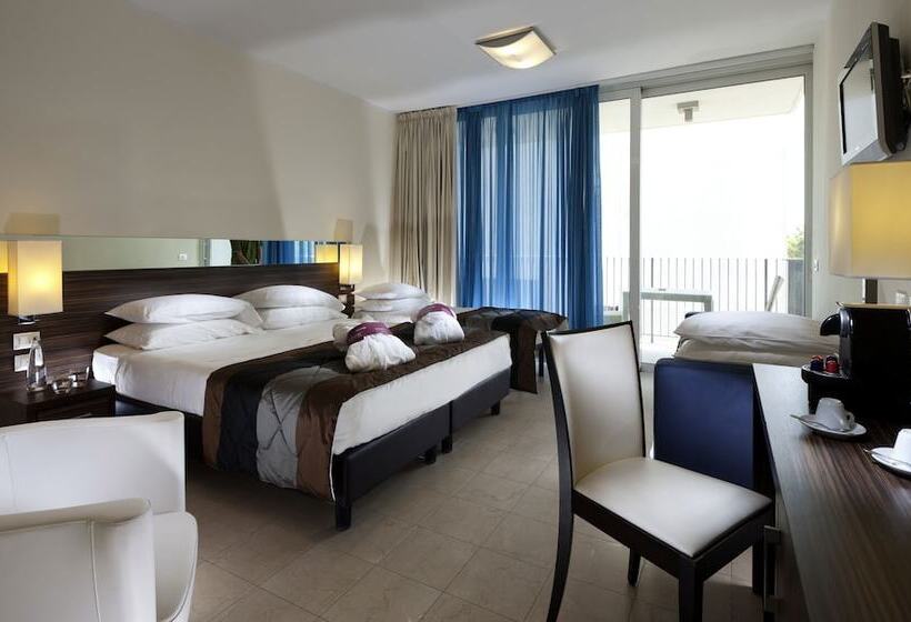 اتاق سوپریور با چشم‌انداز جانبی دریا, Mercure Rimini Lungomare