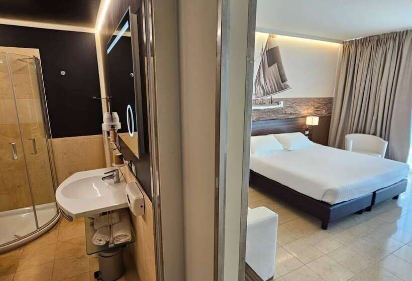 اتاق سوپریور با چشم‌انداز جانبی دریا, Mercure Rimini Lungomare