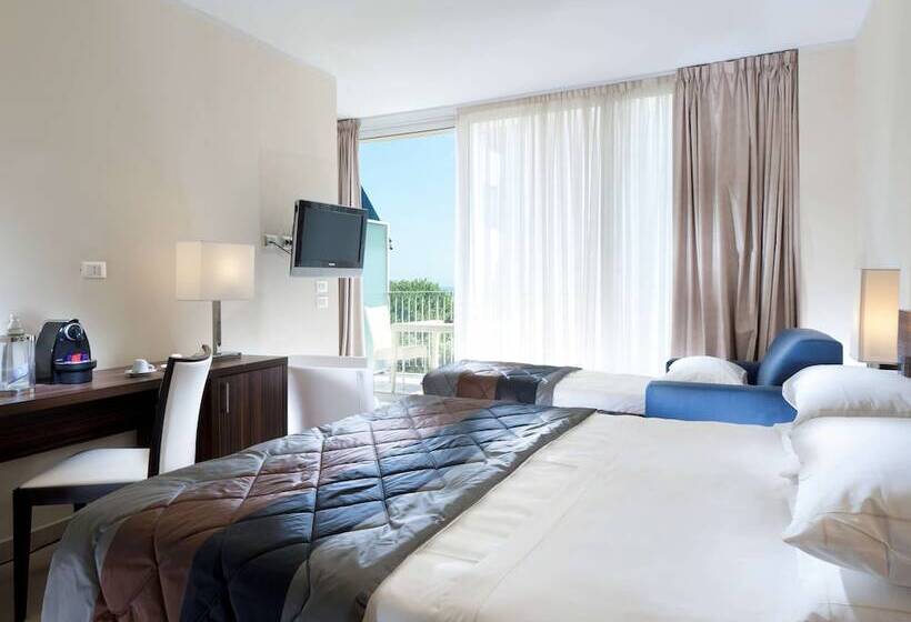 اتاق سوپریور با چشم‌انداز جانبی دریا, Mercure Rimini Lungomare