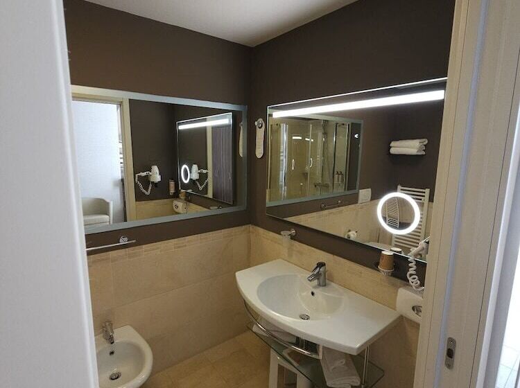 اتاق سوپریور با چشم‌انداز جانبی دریا, Mercure Rimini Lungomare