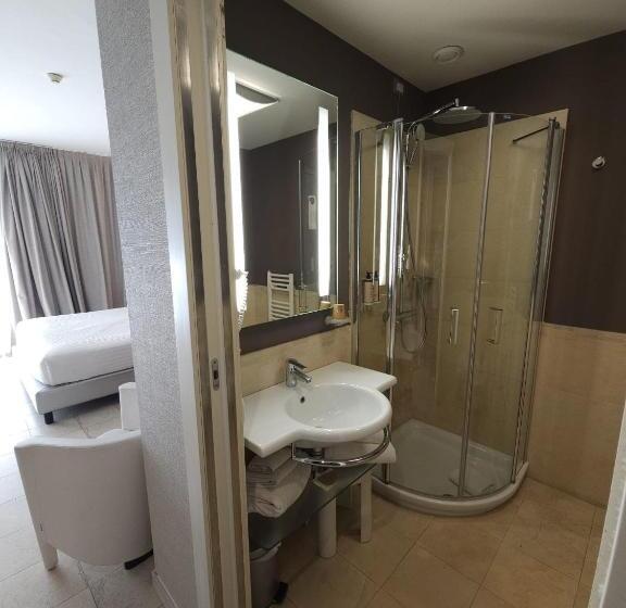 اتاق سوپریور با چشم‌انداز جانبی دریا, Mercure Rimini Lungomare