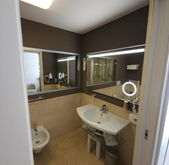 اتاق سوپریور با چشم‌انداز جانبی دریا, Mercure Rimini Lungomare