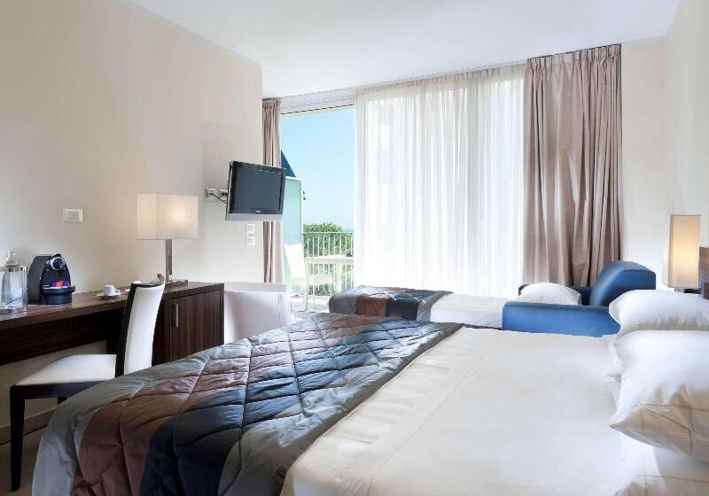 اتاق سوپریور با چشم‌انداز جانبی دریا, Mercure Rimini Lungomare