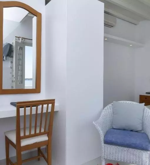 اتاق خانوادگی با چشم‌انداز دریا, Mykonos View