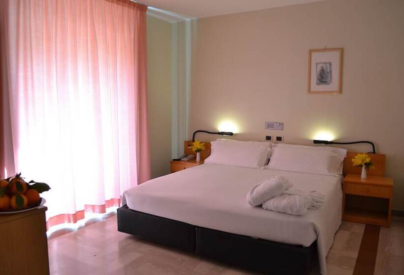 חדר סטנדרט לשלושה, Pomara