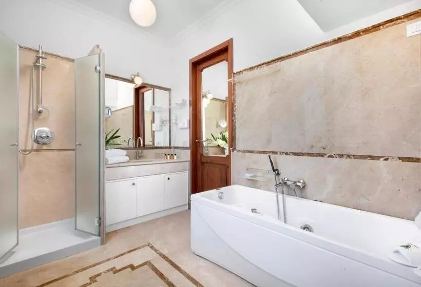 سوئیت جونیور با ماساژ آبی, Relais Villa Savarese