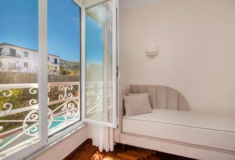 سوئیت جونیور با ماساژ آبی, Relais Villa Savarese